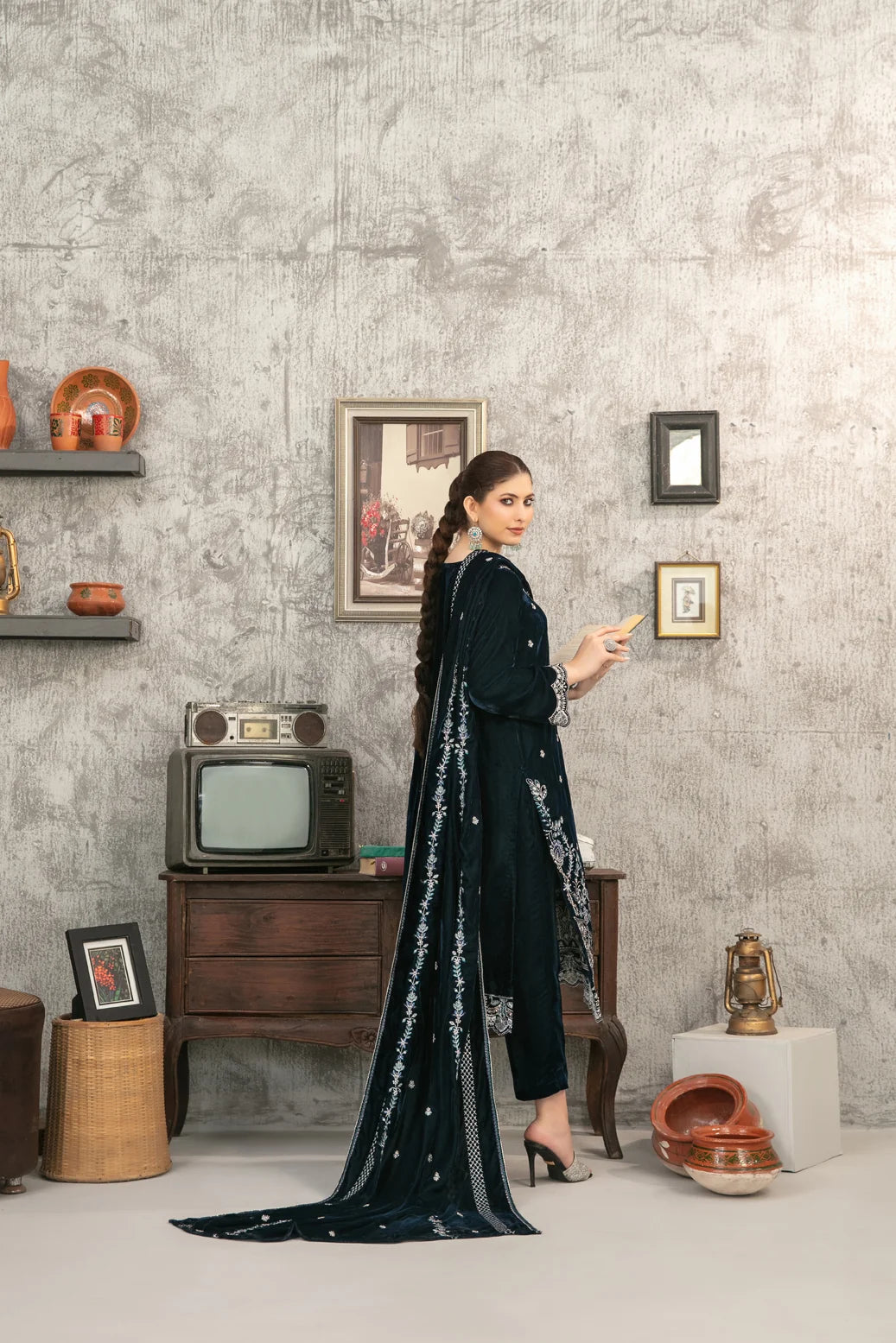 YAADEIN RICH PLUSH VELVET